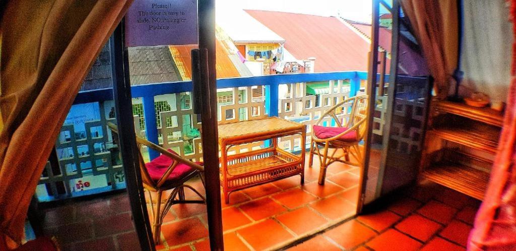 Ganesha Hostel Battambang Bagian luar foto